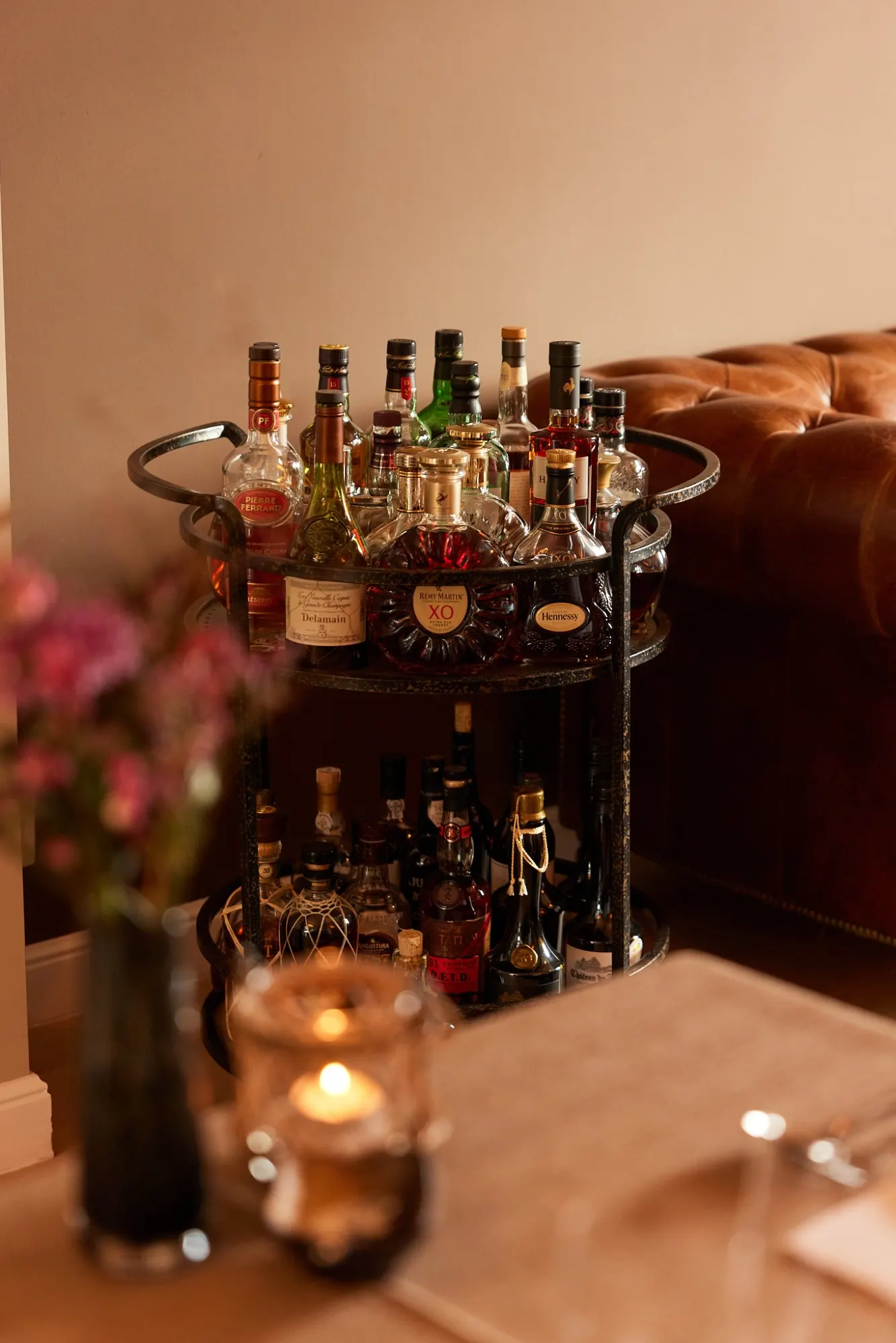 Drankkar met flessen en kaarslicht