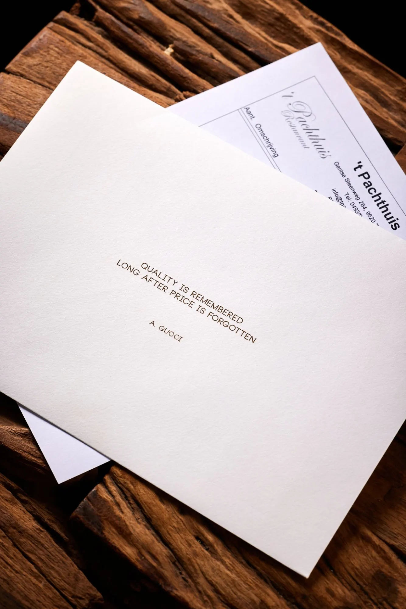 Envelop en kaart met het logo van 't Pachthuis