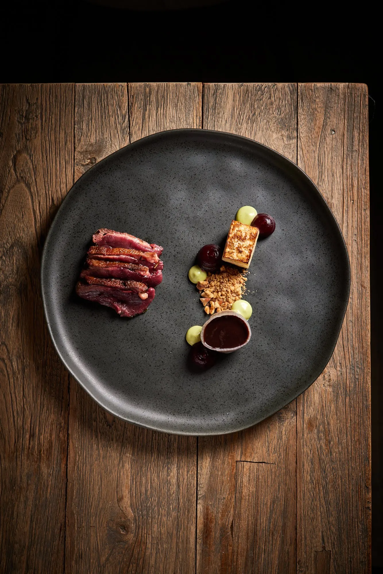 Gerecht op een donker bord op een houten tafel