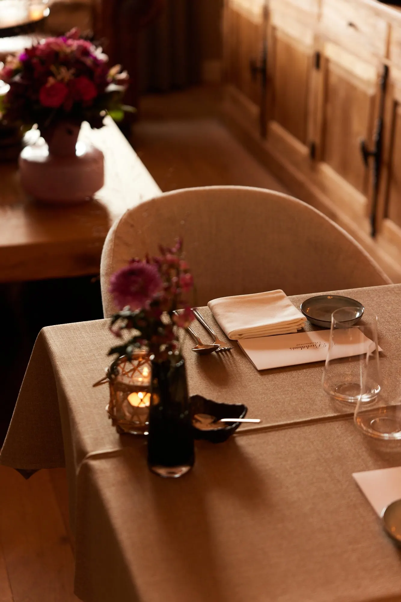 Gedekte tafel met bloemen en kaarslicht in het restaurant