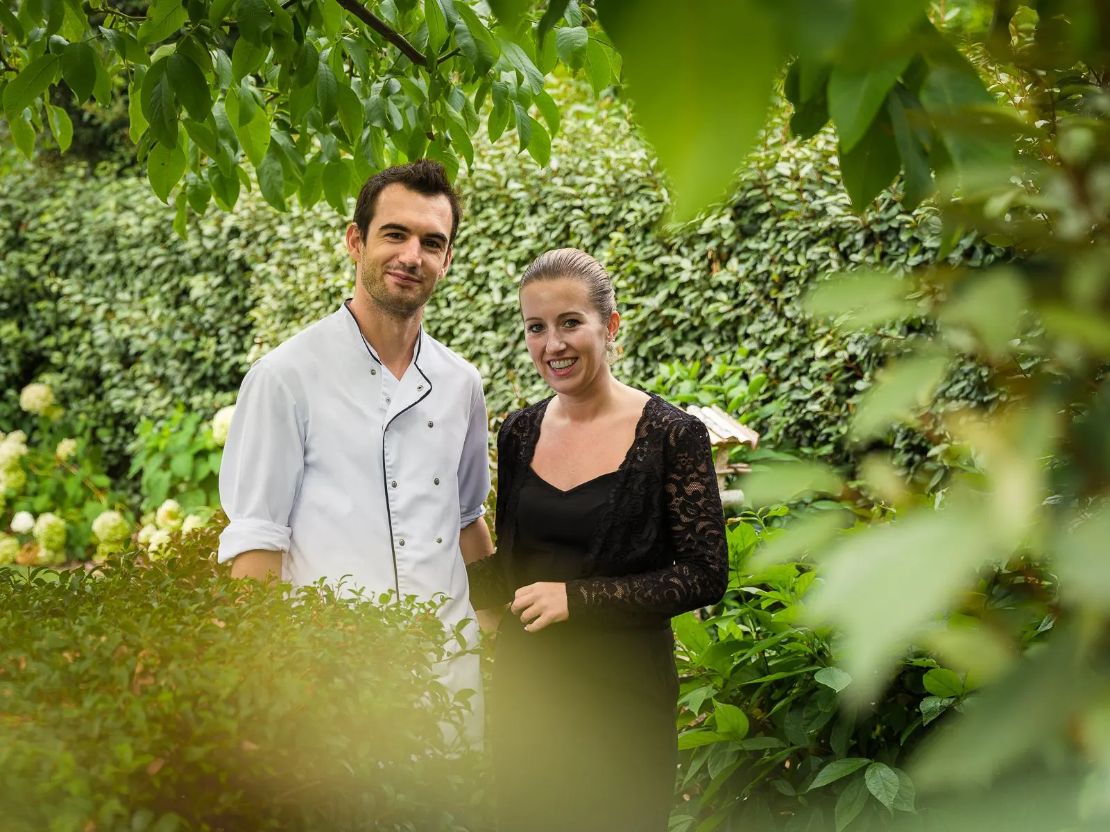 Chef en gastvrouw in de tuin van 't Pachthuis