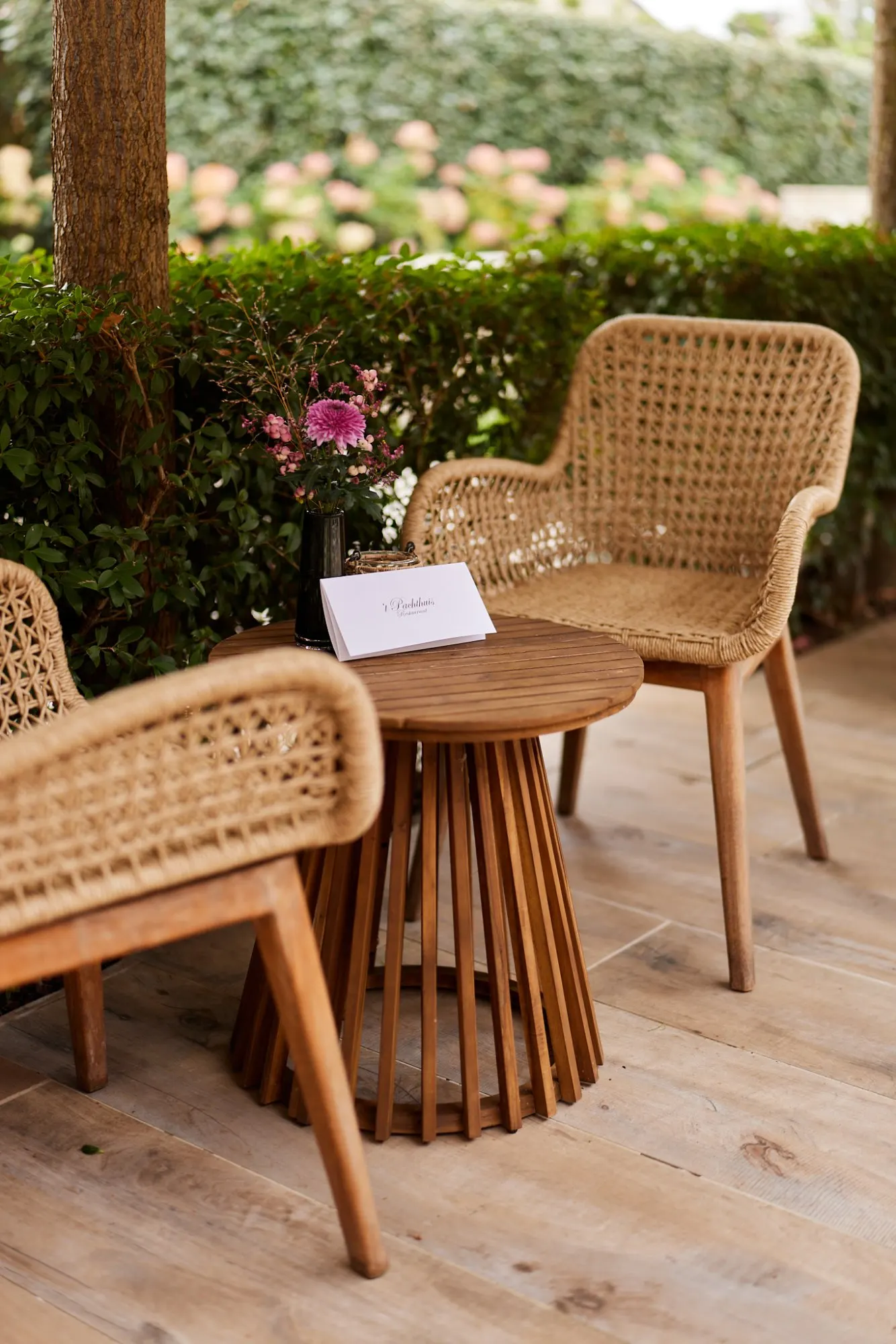 Rieten stoelen op het terras